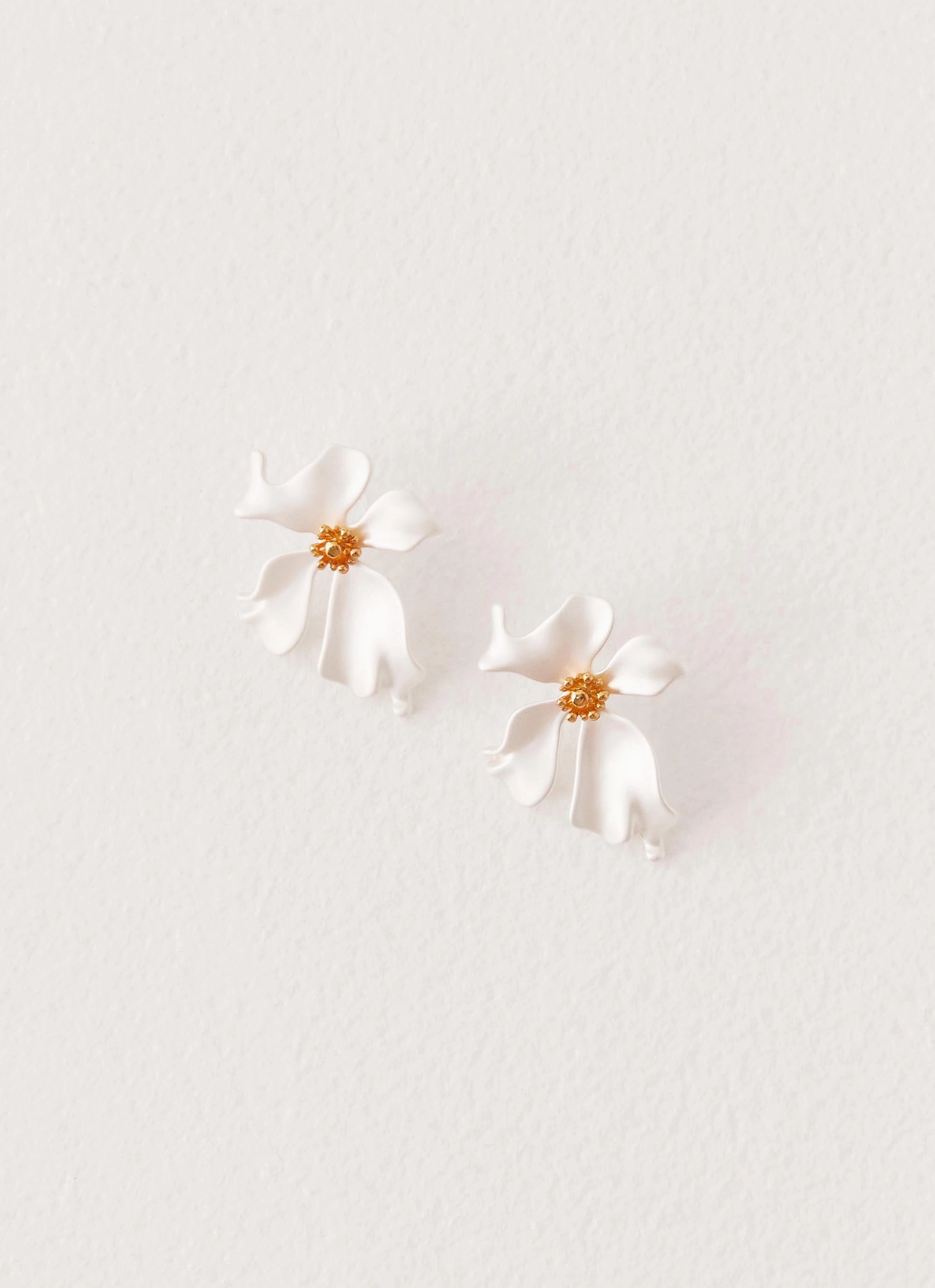 Avery Earrings - Pearl