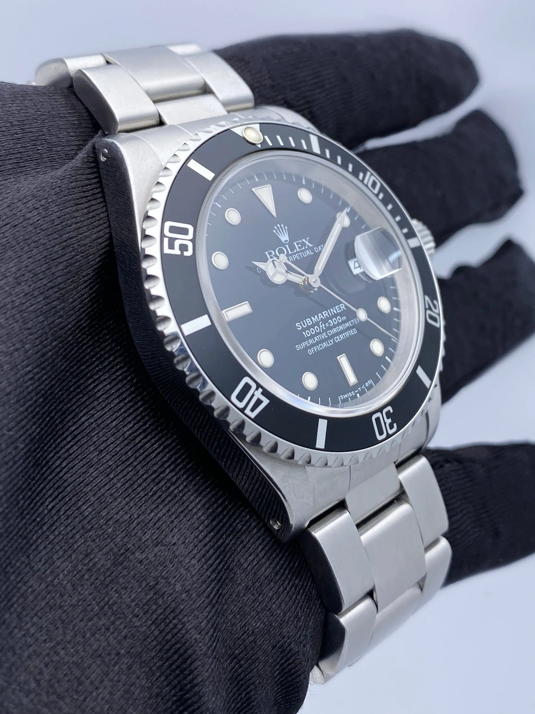 Rolex Submariner Date 16610 Mens Watch Box Papers