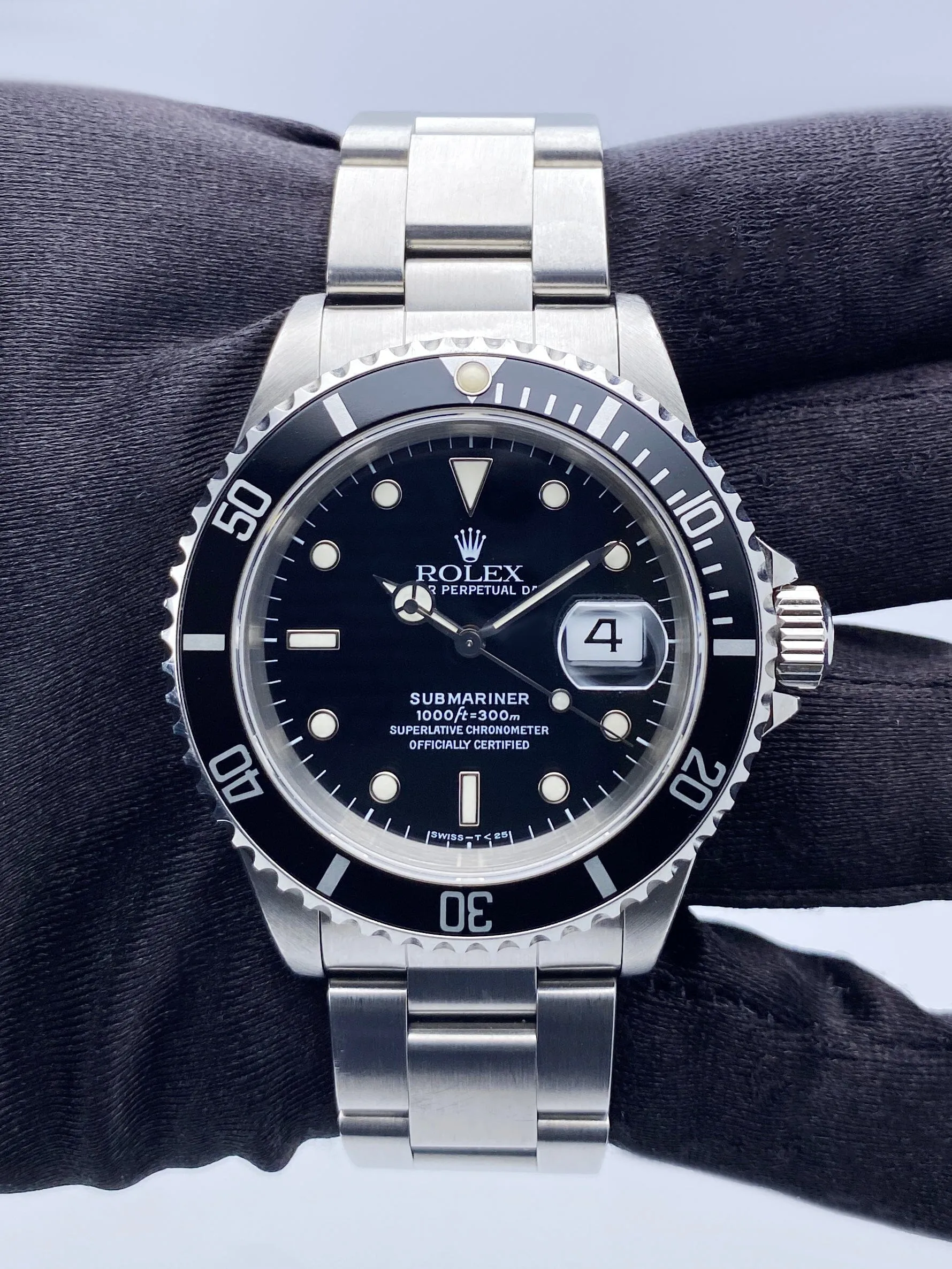 Rolex Submariner Date 16610 Mens Watch Box Papers