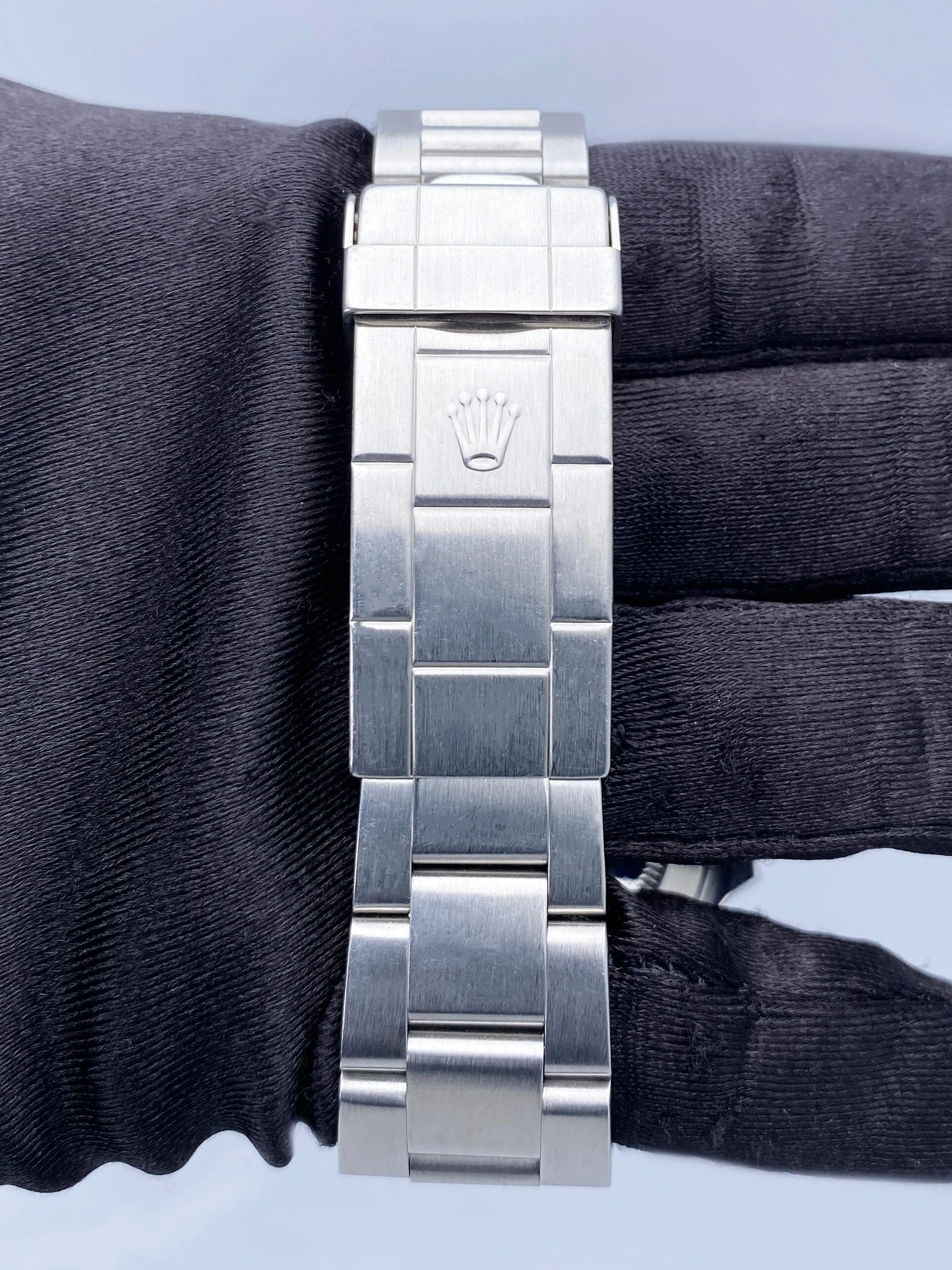 Rolex Submariner Date 16610 Mens Watch Box Papers