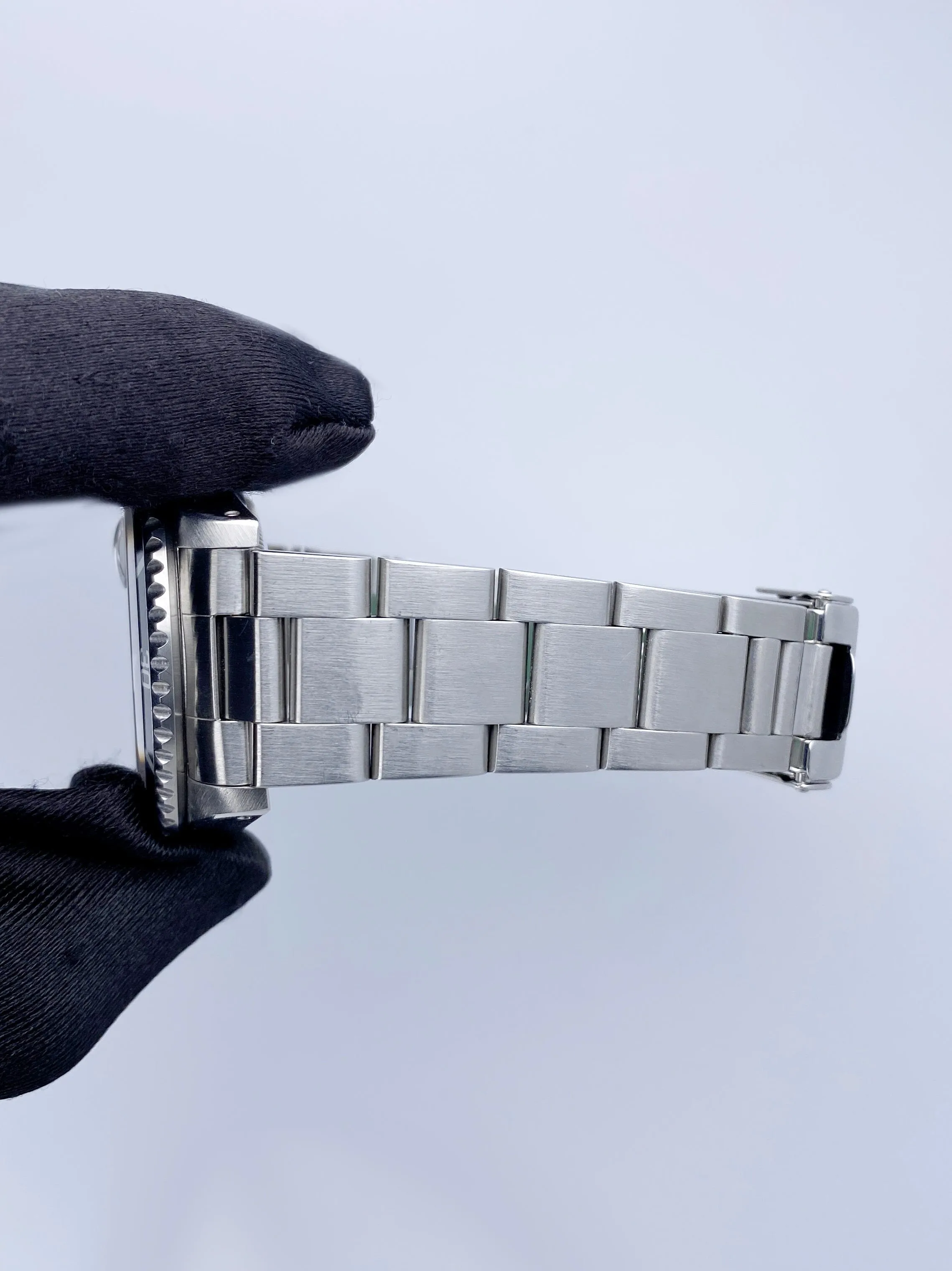 Rolex Submariner Date 16610 Mens Watch Box Papers