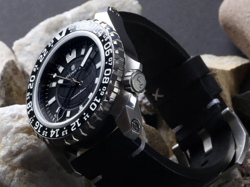 Traveler GMT Black