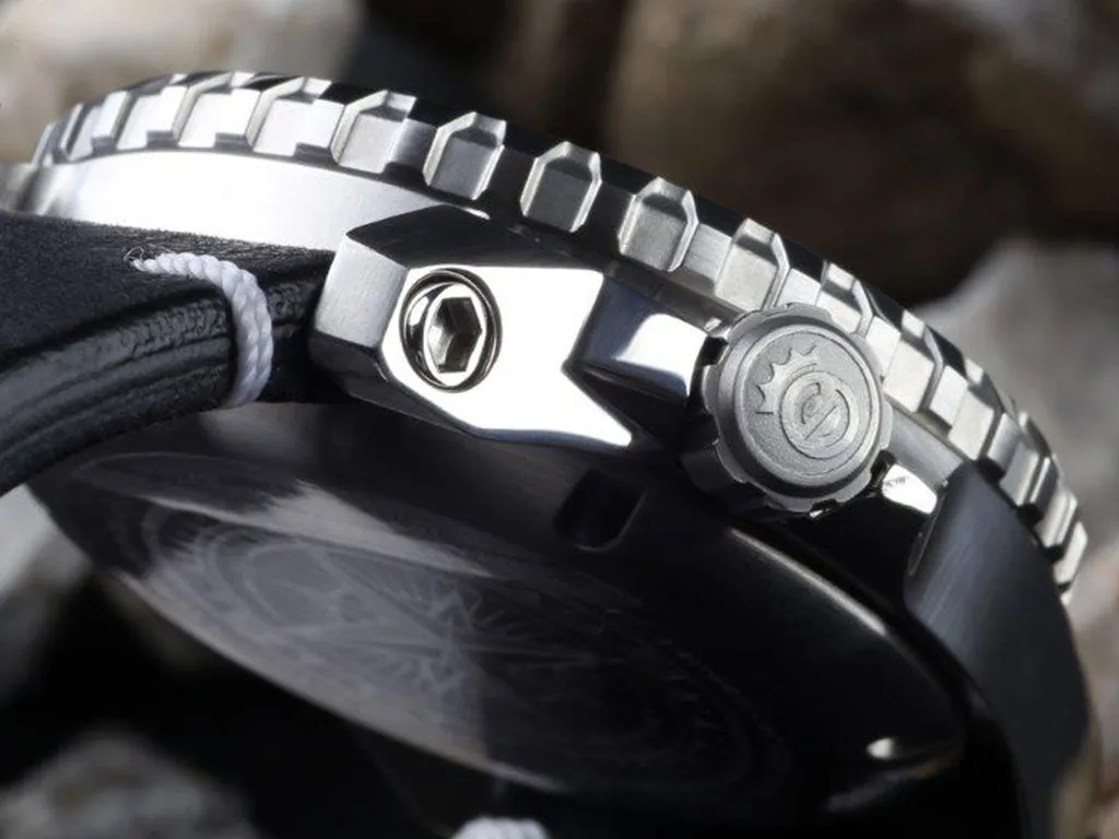 Traveler GMT Black